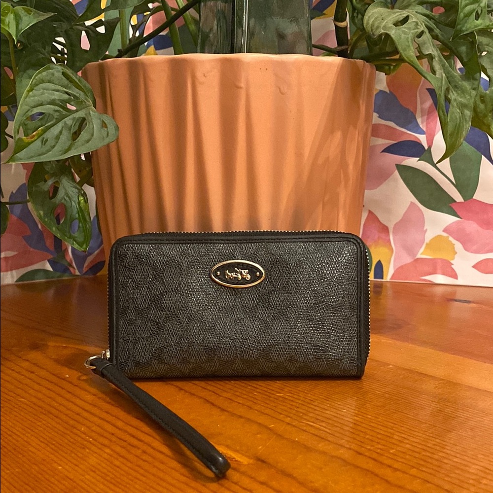 Coach Black Signature East West Universal Case Zip Around Wristlet